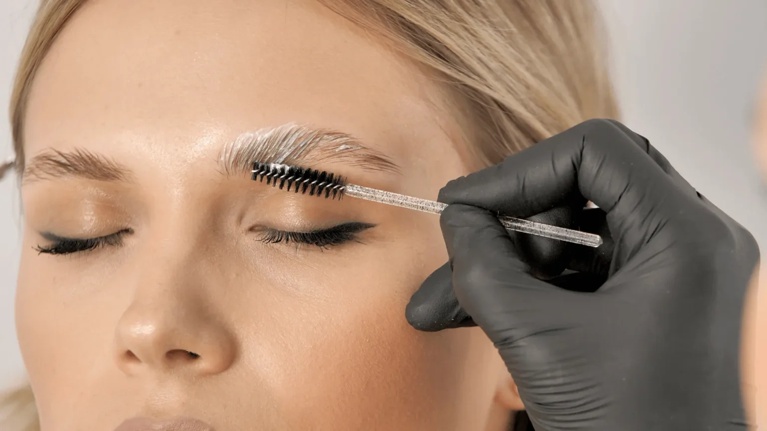 Wimpern- und Augenbrauenlifting – natürliches Lifting ohne Mascara